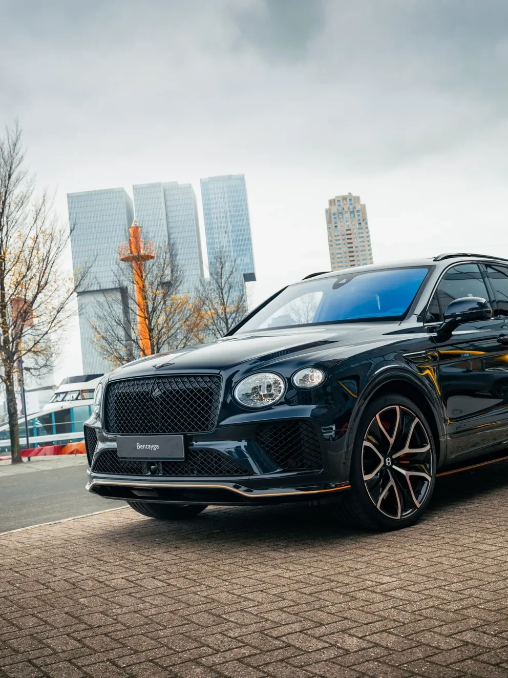 De Bentley Bentayga Speed voor de Rotterdamse Skyline